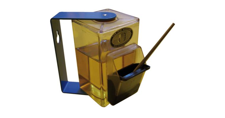 1077190101 Oil-saving container with swivel bracket and 2 brushes, contents 500 ml