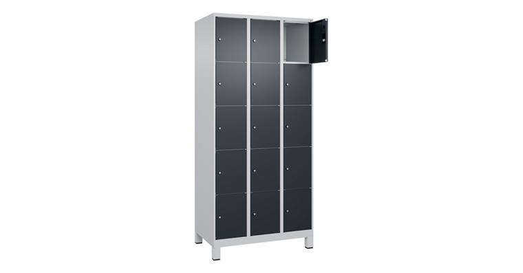 Schließfachschrank Classic PLUS, Füße, 15 Fächer, 1950x900x500mm RAL 7035/7016