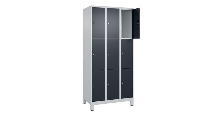 Schließfachschrank Classic PLUS, Füße, 9 Fächer, 1950x900x500mm RAL 7035/7016